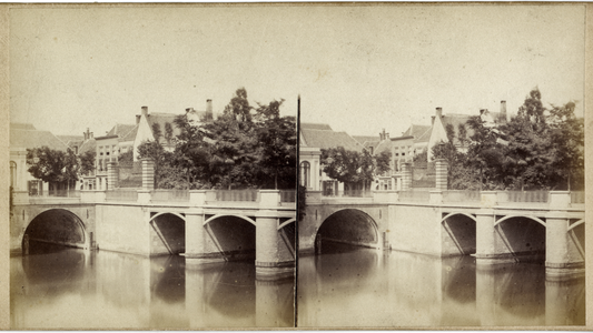 122388 Gezicht vanaf de singel op de Tolsteegbarrière en de Tolsteegbrug te Utrecht, uit westen.